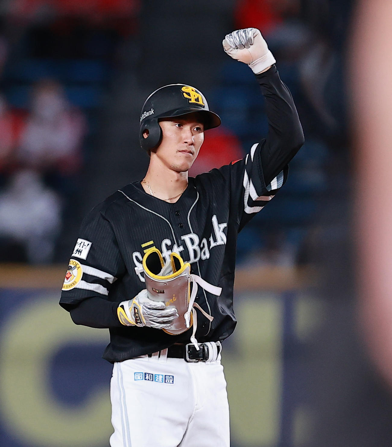 ロッテ対ソフトバンク　7回表ソフトバンク1死一塁、右二塁打を放ちガッツポーズの三森（撮影・野上伸悟）