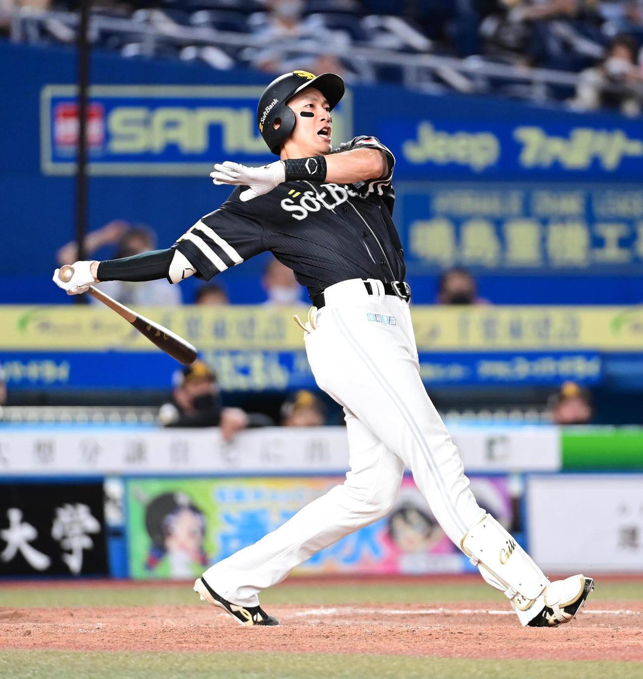 ロッテ対ソフトバンク　7回表ソフトバンク2死二塁、右越え2点本塁打を放つ柳田（撮影・小沢裕）