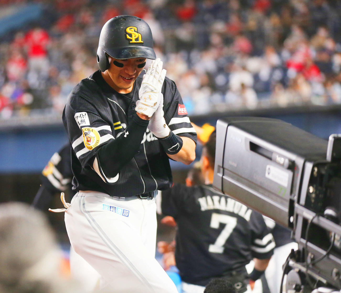 ロッテ対ソフトバンク　7回表ソフトバンク2死二塁、柳田は右越え2点本塁打を放ち、中継カメラに向かって“運命です”（撮影・野上伸悟）