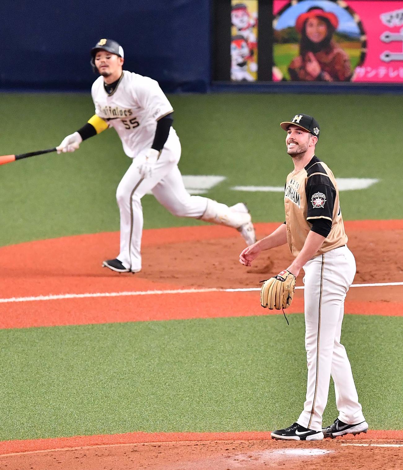 オリックス対日本ハム　2回裏オリックス2死、T－岡田に右越え同点本塁打を浴びるバーヘイゲン（撮影・上田博志）