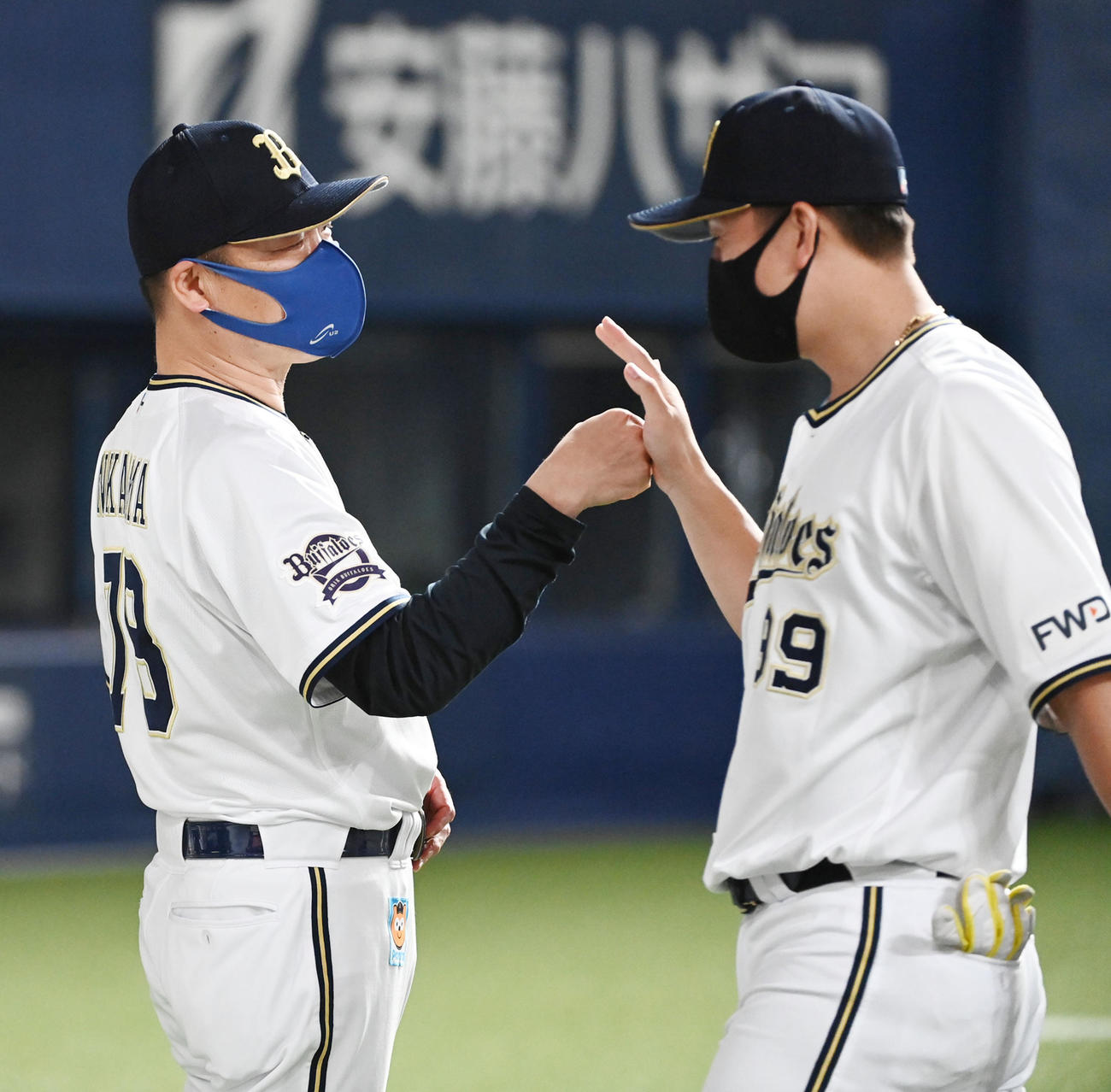 オリックス対日本ハム　杉本（右）を祝福する中嶋監督（撮影・前岡正明）