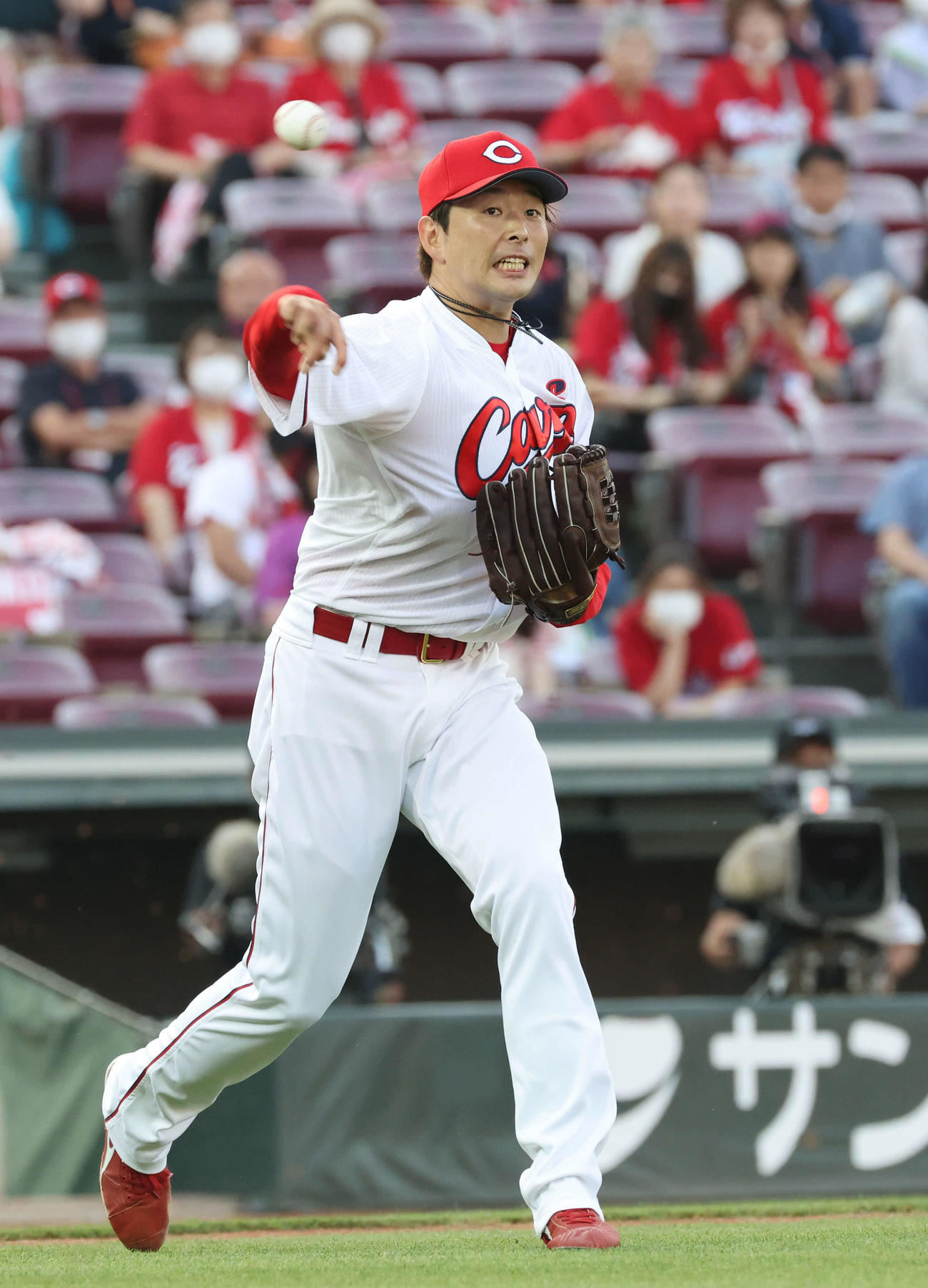 広島対ヤクルト　2回表ヤクルト1死一、二塁、大瀬良は田口のバントを一塁に悪送球し失点する（撮影・加藤孝規）