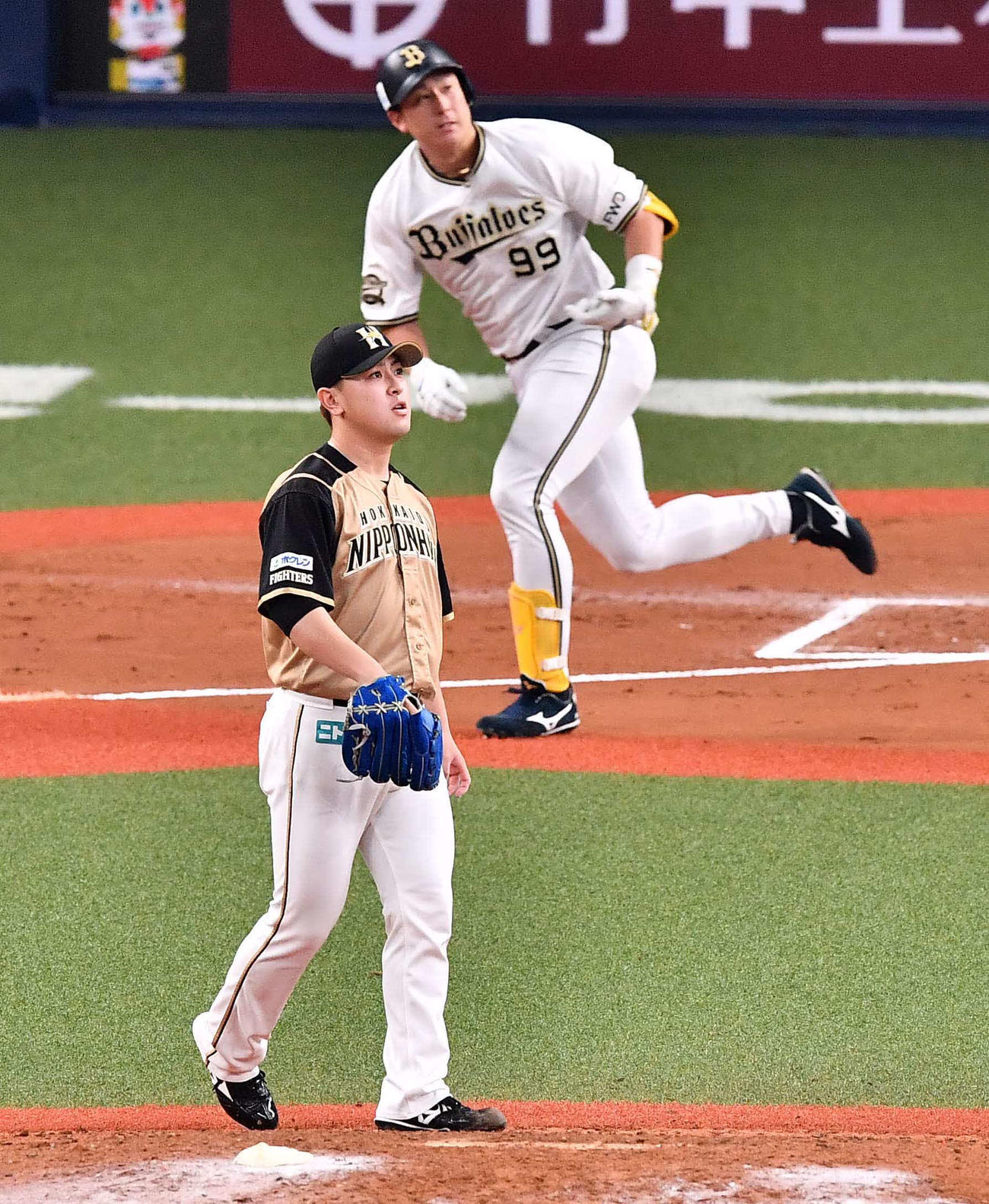 オリックス対日本ハム　6回裏オリックス1死一、三塁、杉本に左翼線へ勝ち越し適時二塁打を浴びる河野（撮影・上田博志）