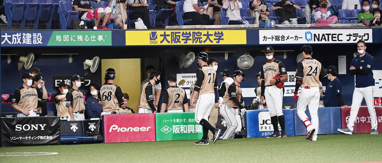 オリックス対日本ハム　オリックスに敗れがっくりする日本ハムナイン（撮影・前岡正明）