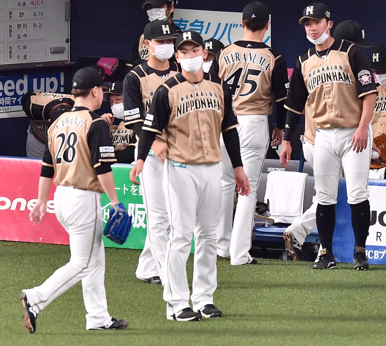 オリックス対日本ハム　6回、勝ち越しを許しベンチに引き揚げる河野竜生。左から2人目は栗山英樹監督（撮影・上田博志）
