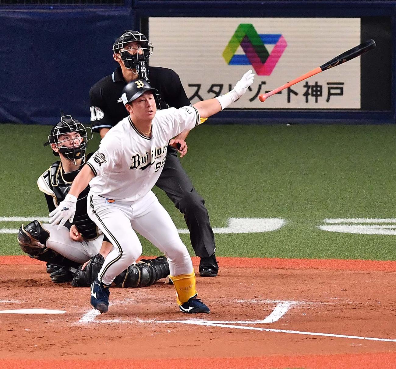 オリックス対日本ハム　6回裏オリックス1死一、三塁、左翼線へ勝ち越し適時二塁打を放つ杉本（撮影・上田博志）