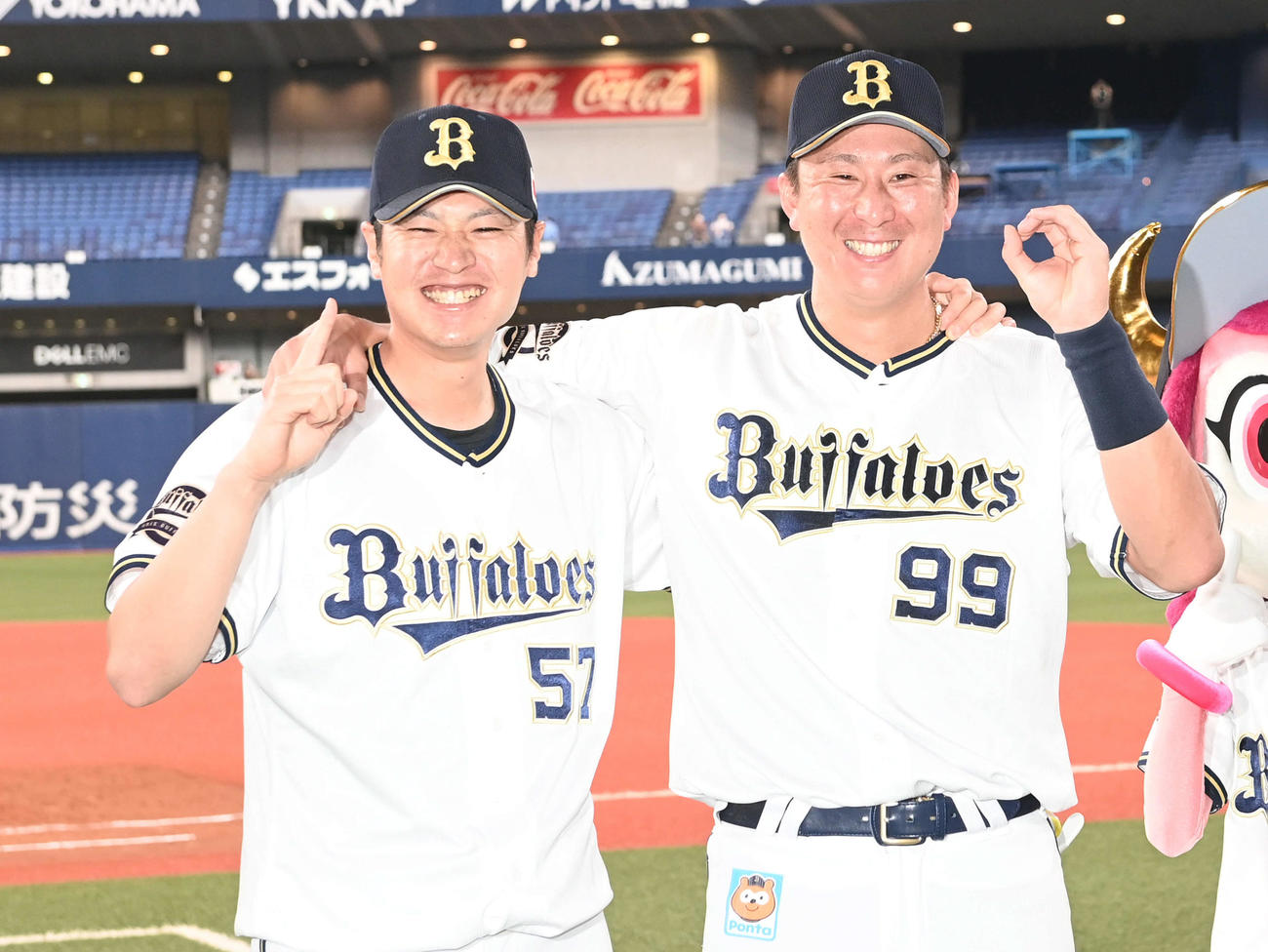 オリックス対日本ハム　笑顔で10連勝のポーズ決める山田（左）と杉本（撮影・前岡正明）