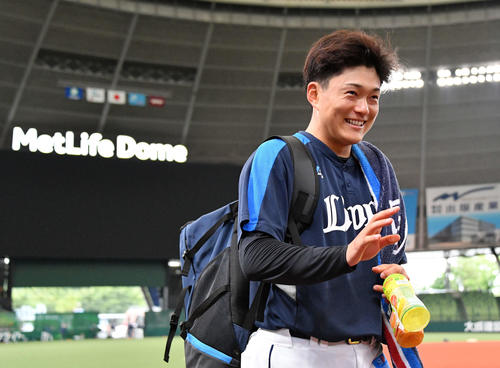 西武対楽天　試合前練習を終え笑顔で引き揚げる西武佐々木（撮影・滝沢徹郎）