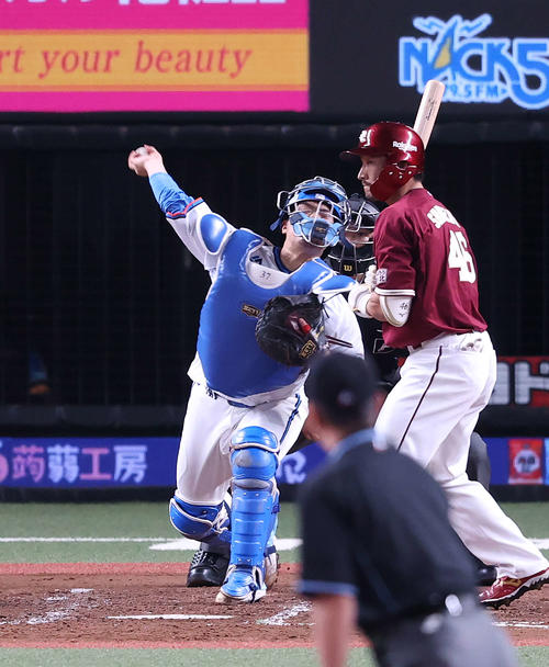 西武対楽天　3回表楽天1死一塁、岡島の二盗を阻止する柘植。打者下水流（撮影・河野匠）