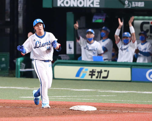 西武対楽天　4回裏西武1死三塁、右越え適時三塁打を放ち手をたたく愛斗（撮影・河野匠）
