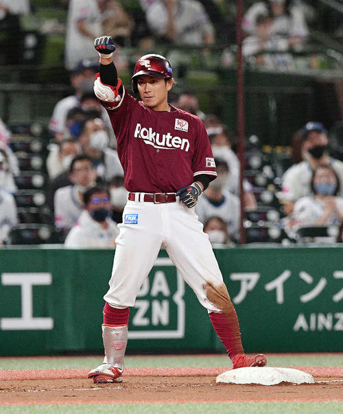 西武対楽天　7回表楽天1死一、三塁、岡島は逆転の右2点適時三塁打を放ちガッツポーズする（撮影・滝沢徹郎）