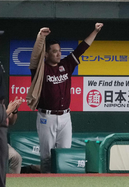 西武対楽天　7回表楽天1死一、三塁、岡島が2点適時三塁打を放ち、ベンチでガッツポーズを見せる田中将（撮影・河野匠）