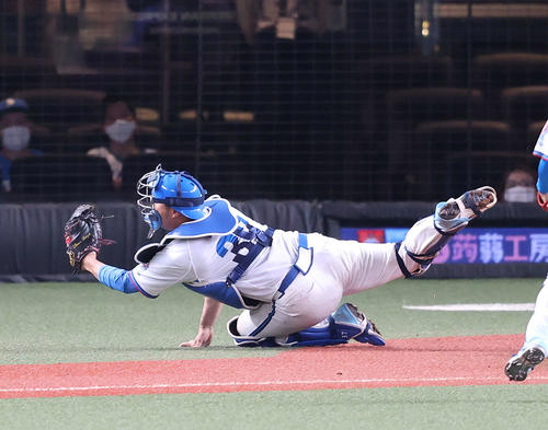 西武対楽天　9回表楽天1死一、三塁、田中和基の邪飛を好捕する柘植（撮影・河野匠）