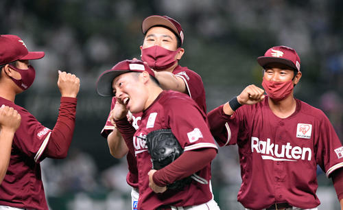 西武対楽天　最後を締めた楽天松井（中央手前）を笑顔で迎える勝利投手の田中将（同奥）（撮影・滝沢徹郎）