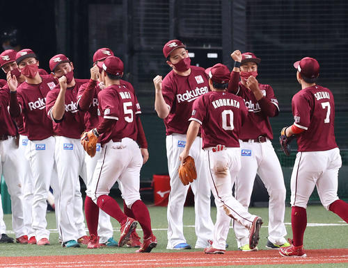 西武対楽天　西武に勝利し、ナインを迎える勝利投手の田中将（中央）（撮影・河野匠）