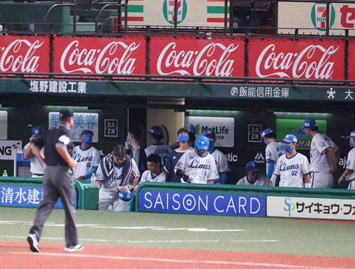 西武対楽天　楽天に敗れ、がっくりと片付ける西武ナイン（撮影・河野匠）