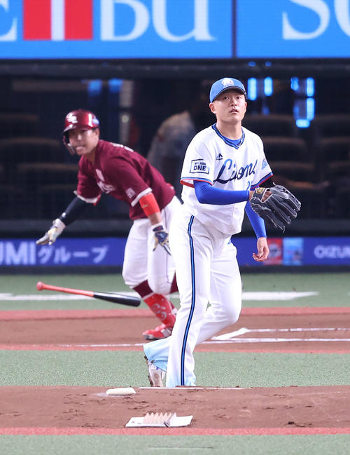 西武対楽天　1回表楽天無死二塁、鈴木大（後方）に先制適時打を浴びる佐々木（撮影・河野匠）