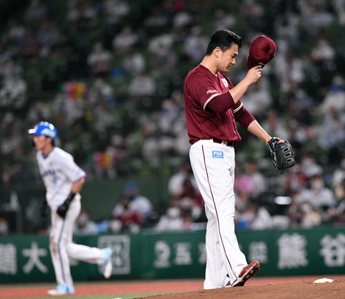 西武対楽天　1回裏、ボークを取られる楽天先発の田中将（手前）（撮影・滝沢徹郎）