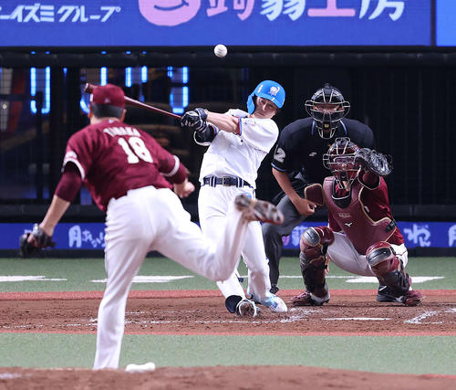 西武対楽天　2回裏西武2死一、三塁、中前に適時打を放つ金子。投手田中将（撮影・河野匠）