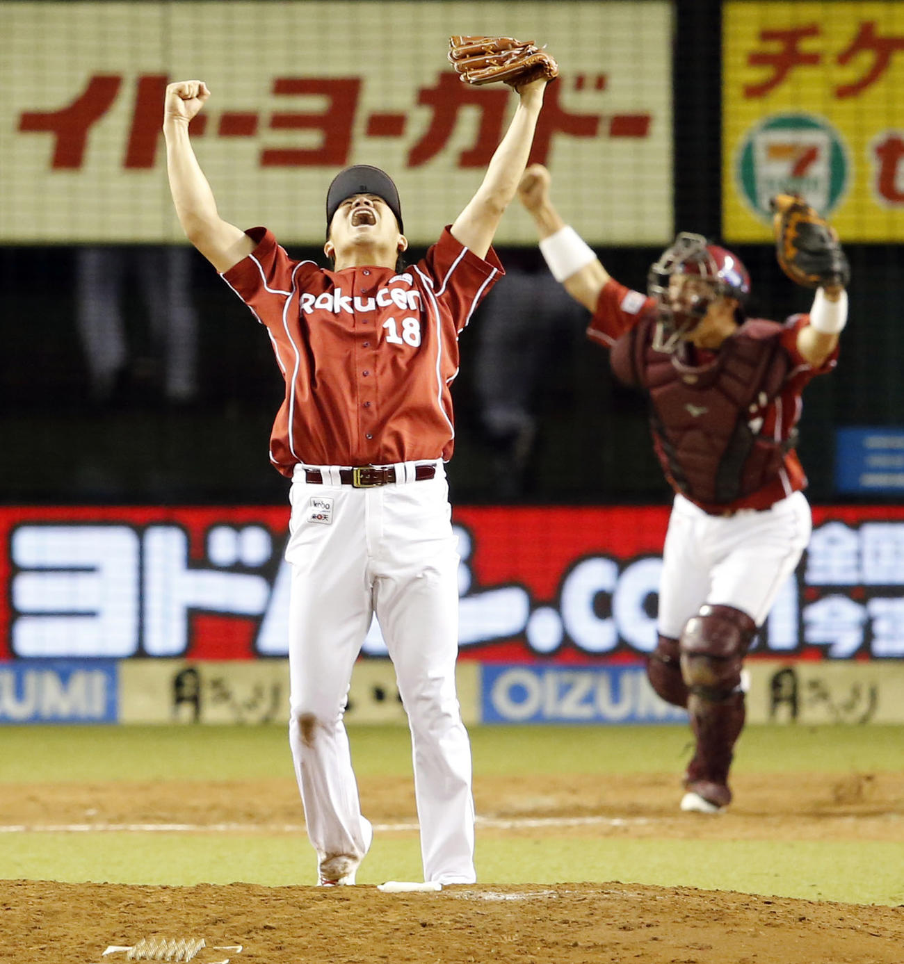 13年9月、パ・リーグ優勝を決めてガッツポーズする田中将大、捕手嶋基宏