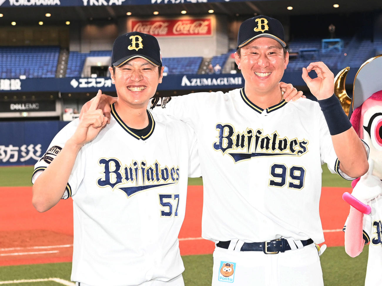 オリックス対日本ハム　笑顔で10連勝のポーズ決める山田（左）と杉本（撮影・前岡正明）