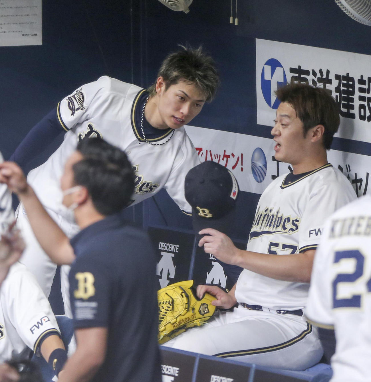 オリックス対日本ハム　1回途中から継投し好投した山田（右）に声をかける山岡（撮影・上山淳一）