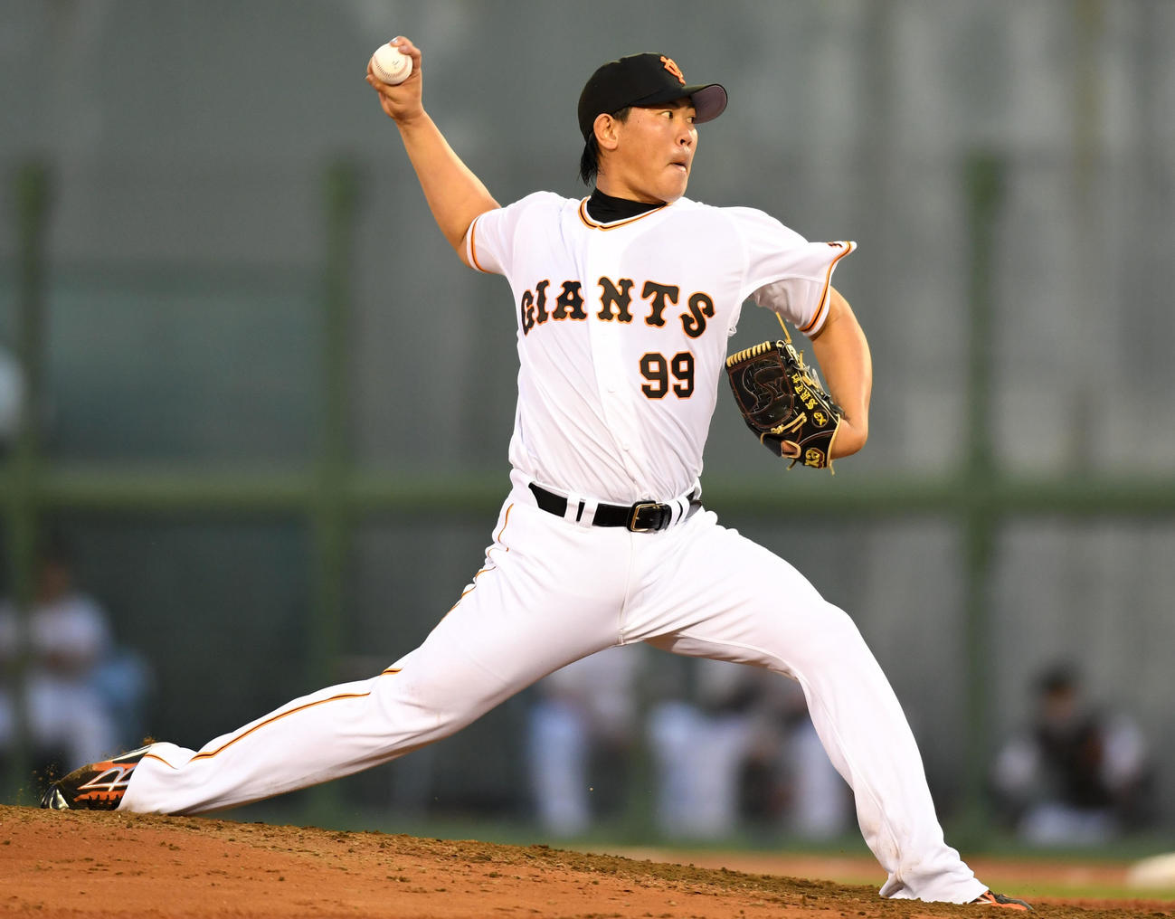 巨人対DeNA　力投する巨人先発の山口（撮影・横山健太）
