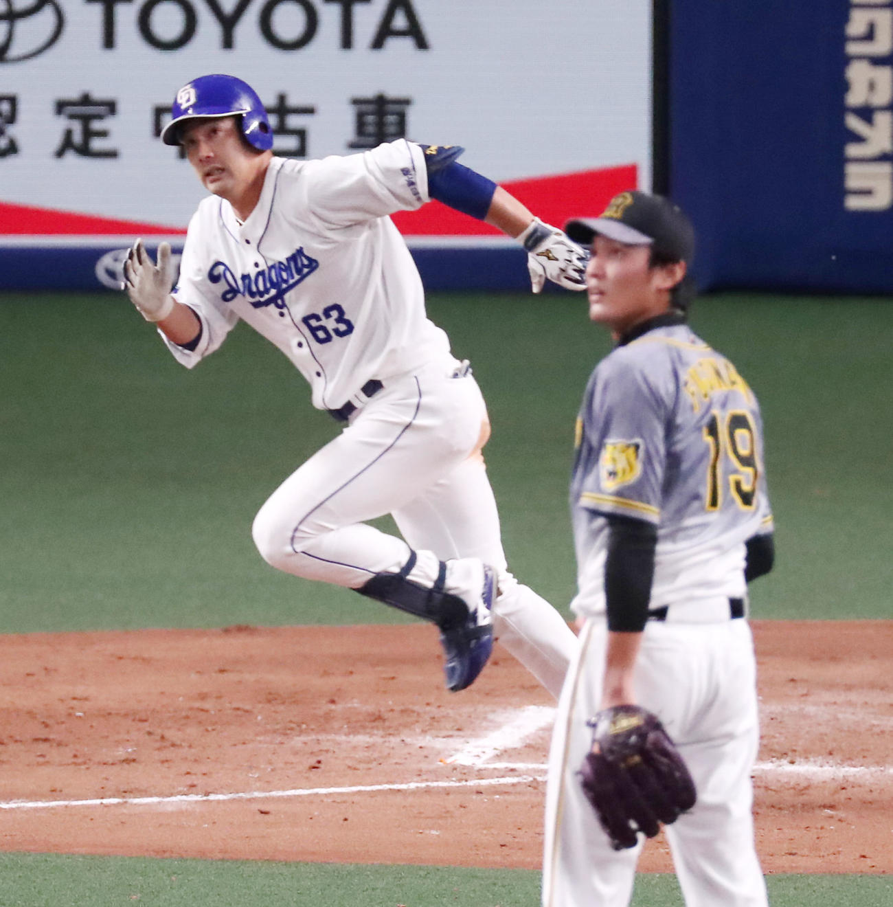 中日対阪神　7回裏中日2死満塁、堂上直倫は右越え適時二塁打を放つ。投手は藤浪晋太郎（撮影・加藤哉）