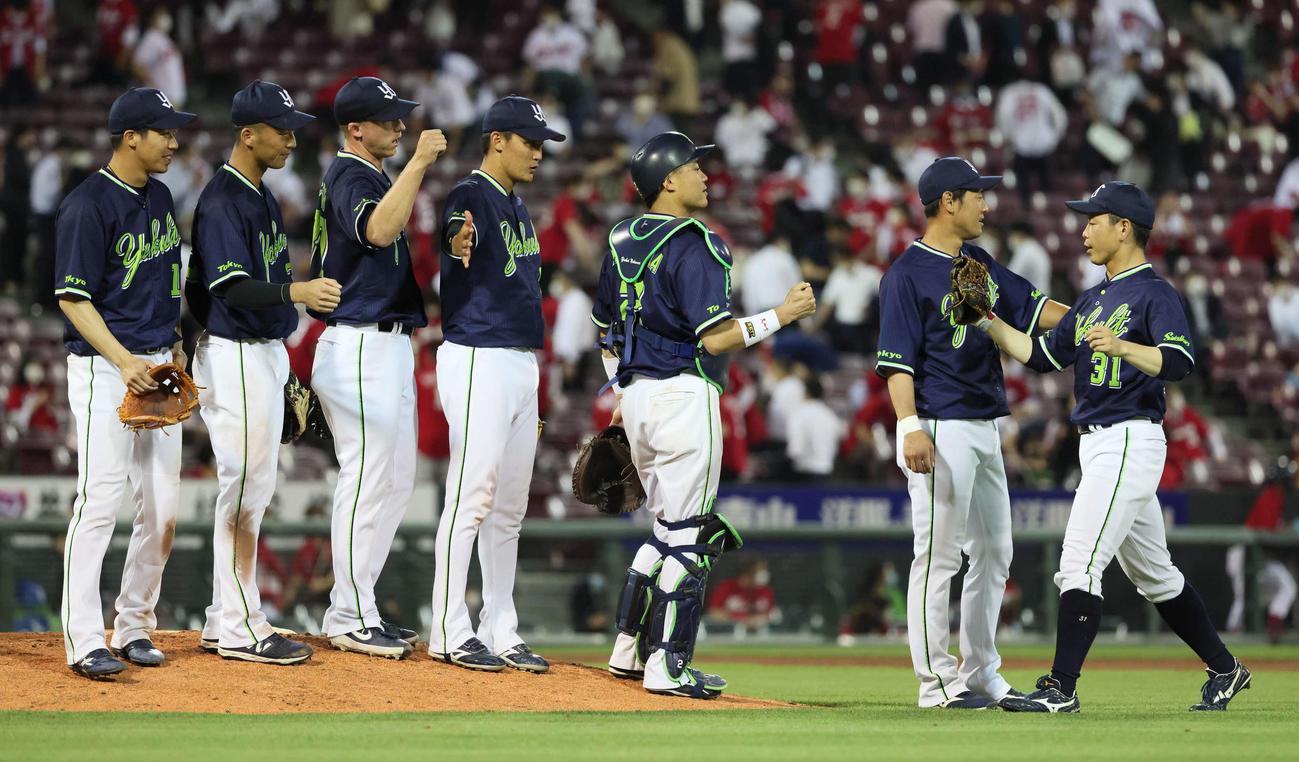 広島対ヤクルト　広島に勝ったヤクルトナイン（撮影・加藤孝規）