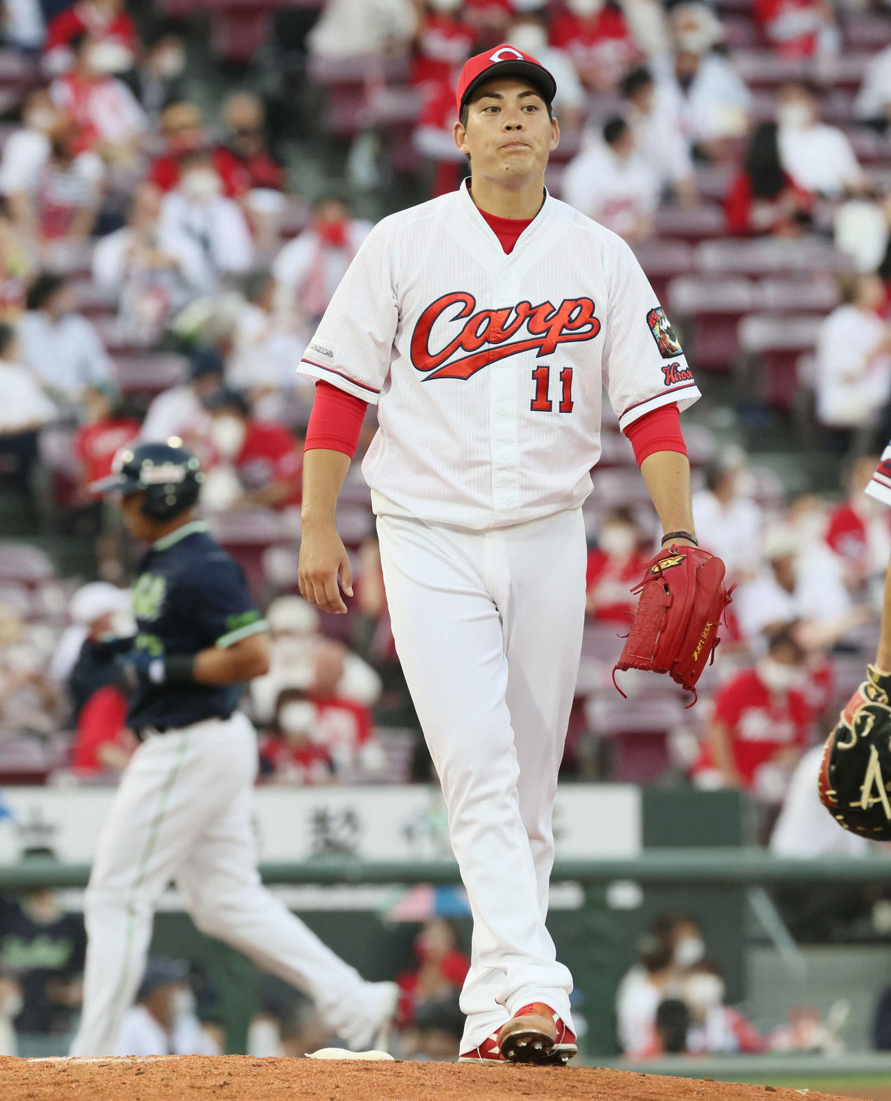 広島対ヤクルト　3回表ヤクルト1死一、三塁、オスナに左越え3点本塁打を打たれた九里（撮影・加藤孝規）