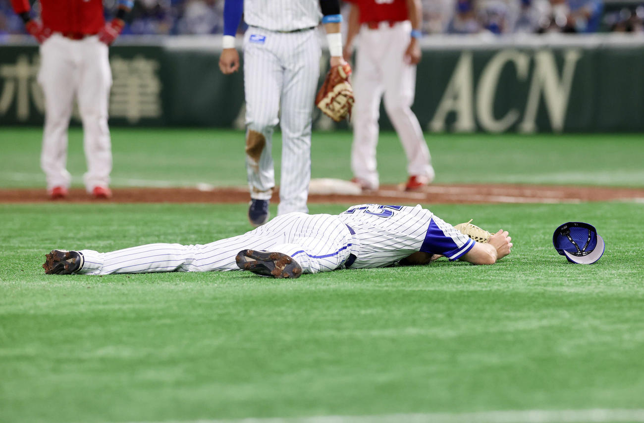 19日広島戦　4回表無死一、三塁、林に第1球を投げた時、突然倒れるDeNAピープルズ（2021年6月19日撮影）