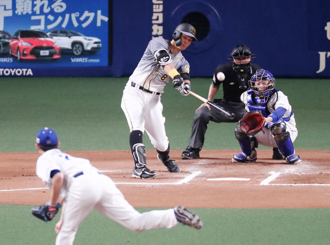 中日対阪神　6回表阪神1死、佐藤輝は中越え本塁打を放つ。投手は福谷（撮影・加藤哉）
