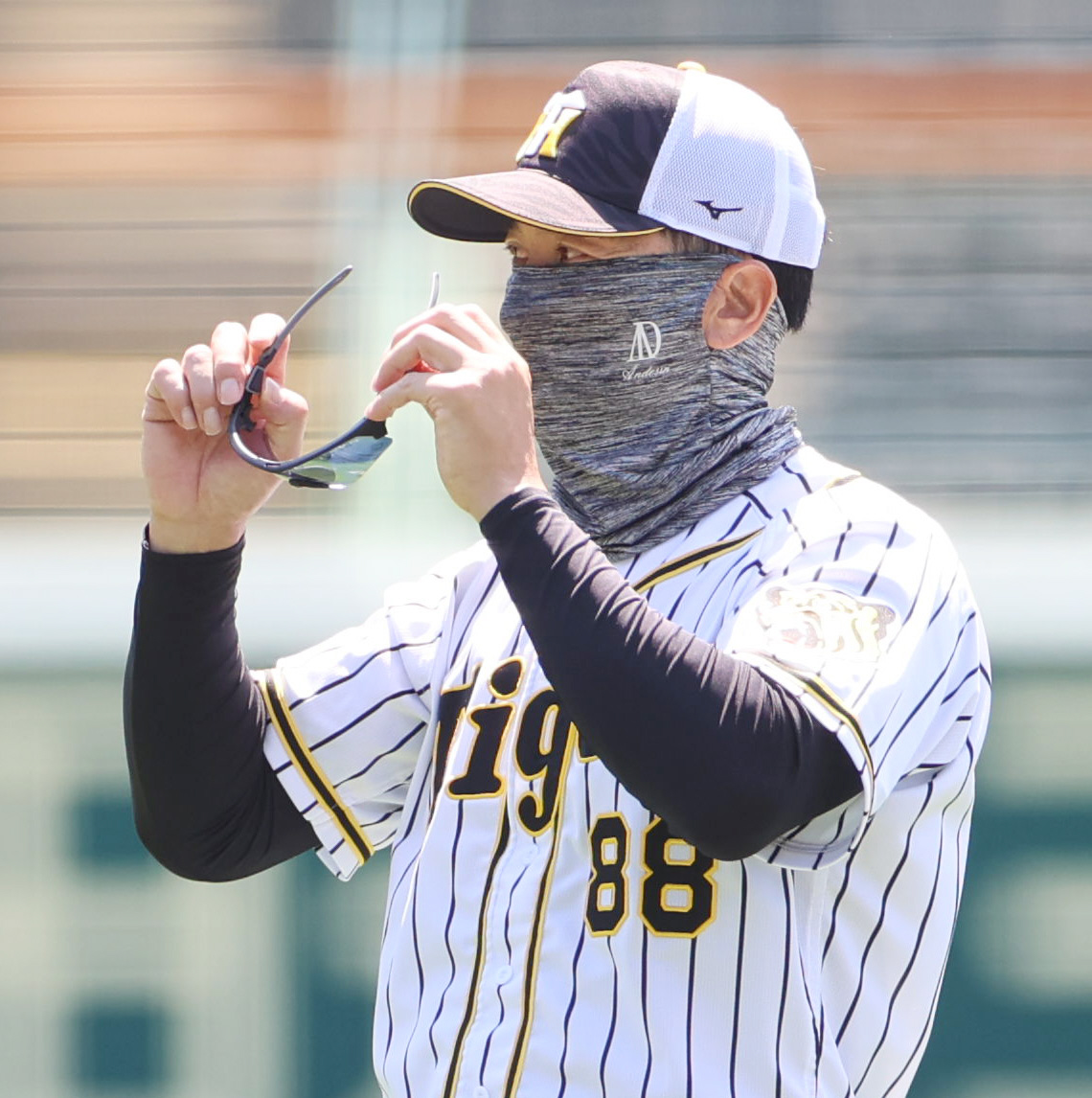 2021年6月17日　練習をみる矢野耀大監督（撮影・清水貴仁）
