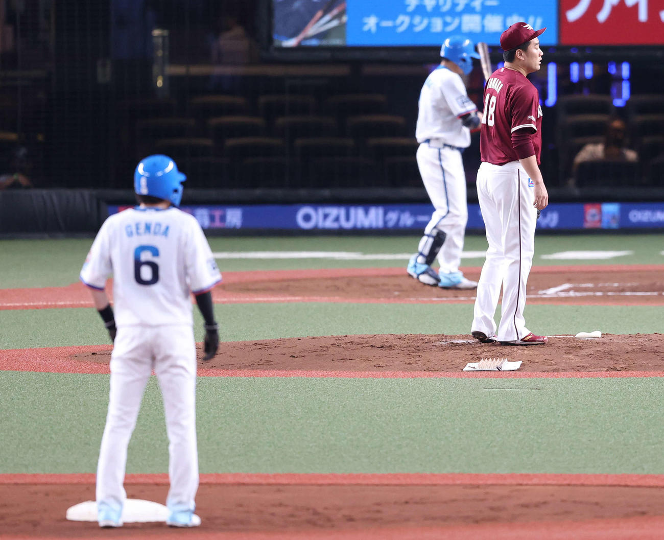 西武対楽天　1回裏西武1死一塁、ボークをとられ源田（手前）の二塁進塁を許す田中将（撮影・河野匠）