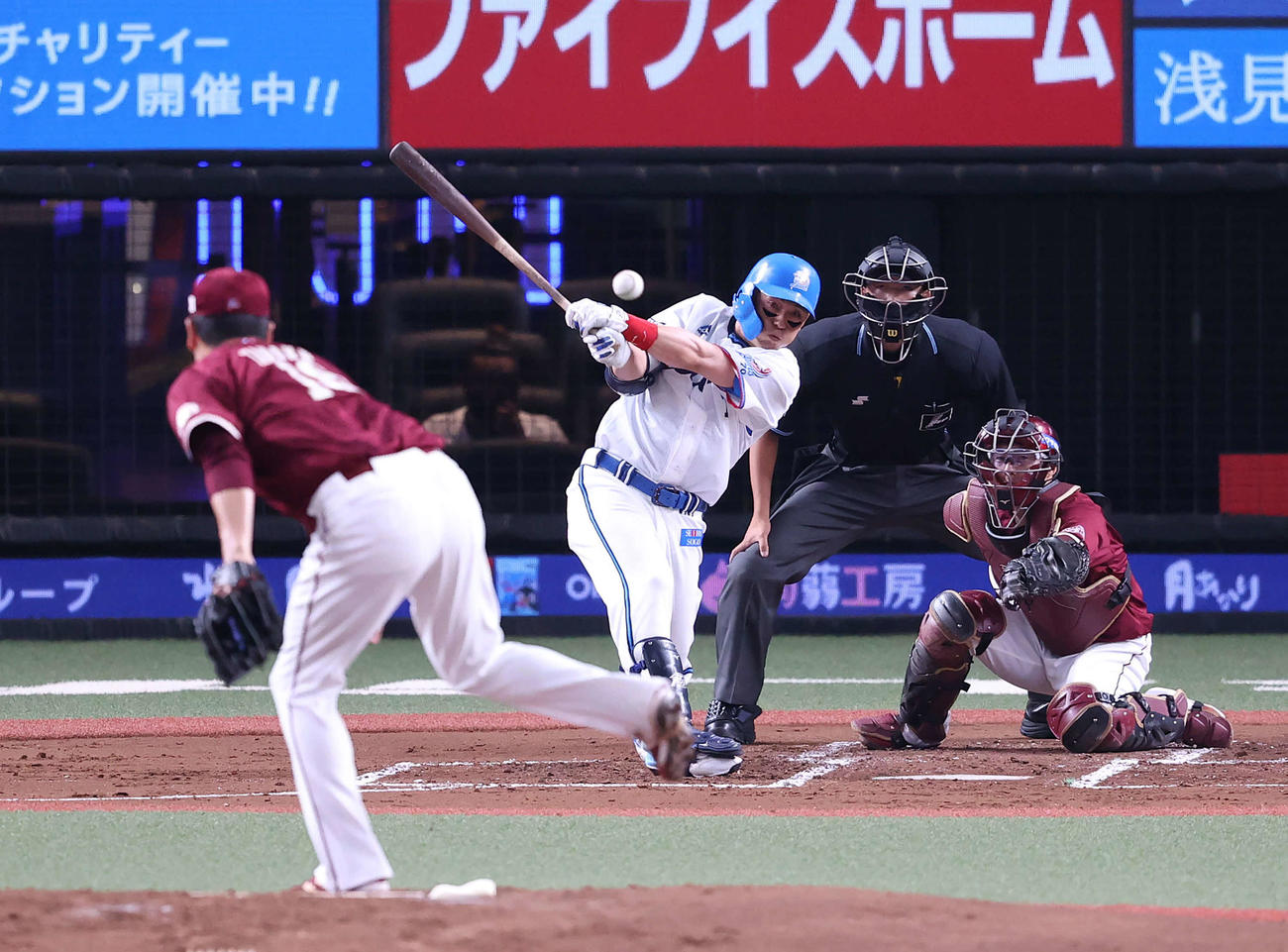 西武対楽天　1回裏西武1死二塁、中前に適時打を放つ栗山。投手田中将（撮影・河野匠）
