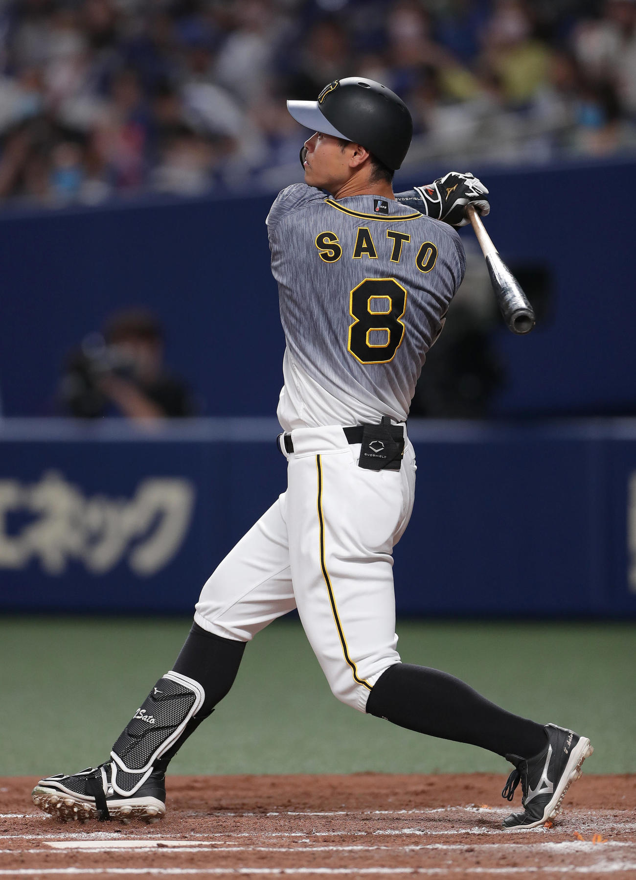 中日対阪神　4回表阪神無死、中前打を放つ佐藤輝（撮影・前田充）