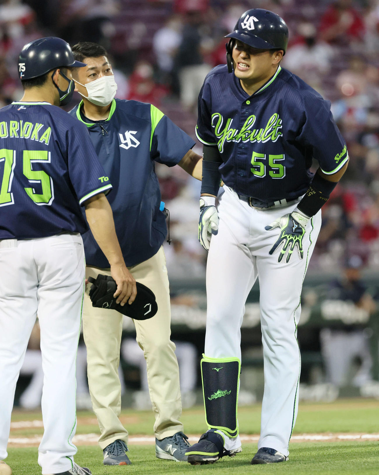 広島対ヤクルト　4回表ヤクルト2死、自打球を当てた村上。次の回から交代となった（撮影・加藤孝規）