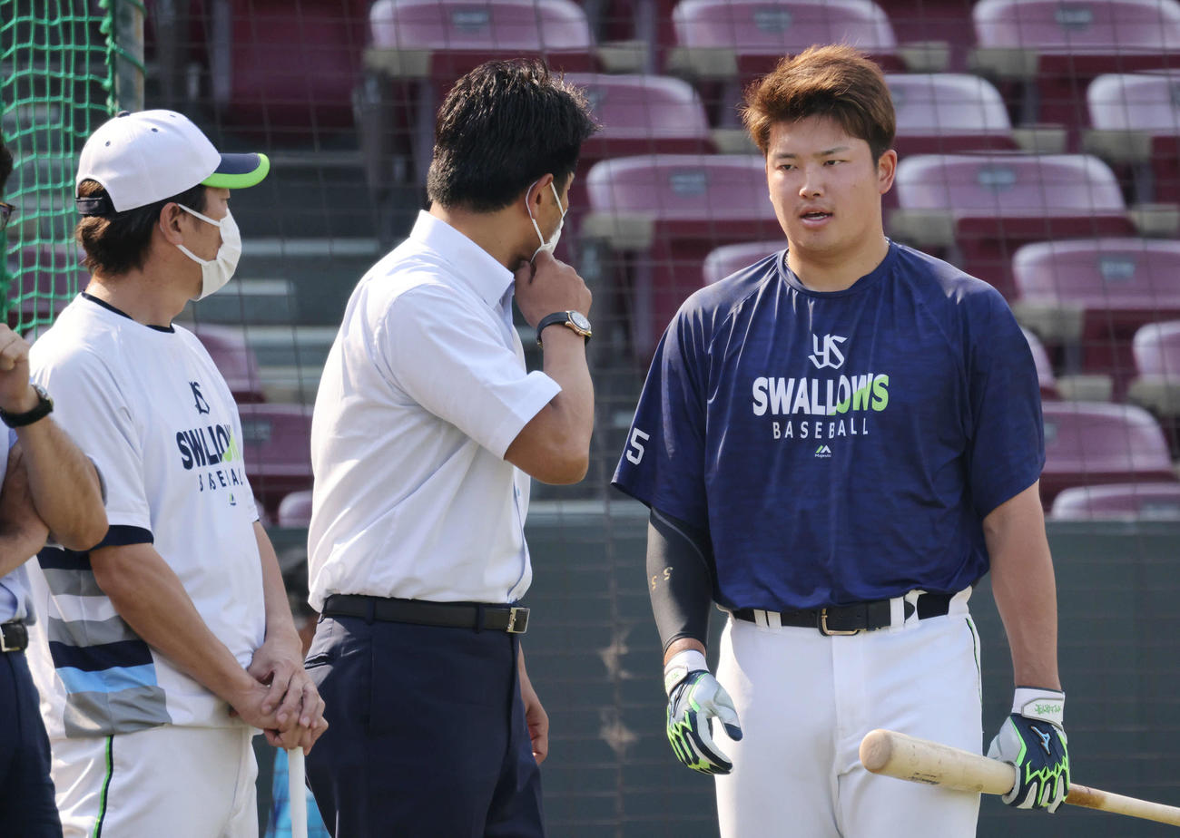 広島対ヤクルト　試合前練習　侍ジャパンの稲葉監督（中央）にあいさつする村上。左は高津監督（撮影・加藤孝規）