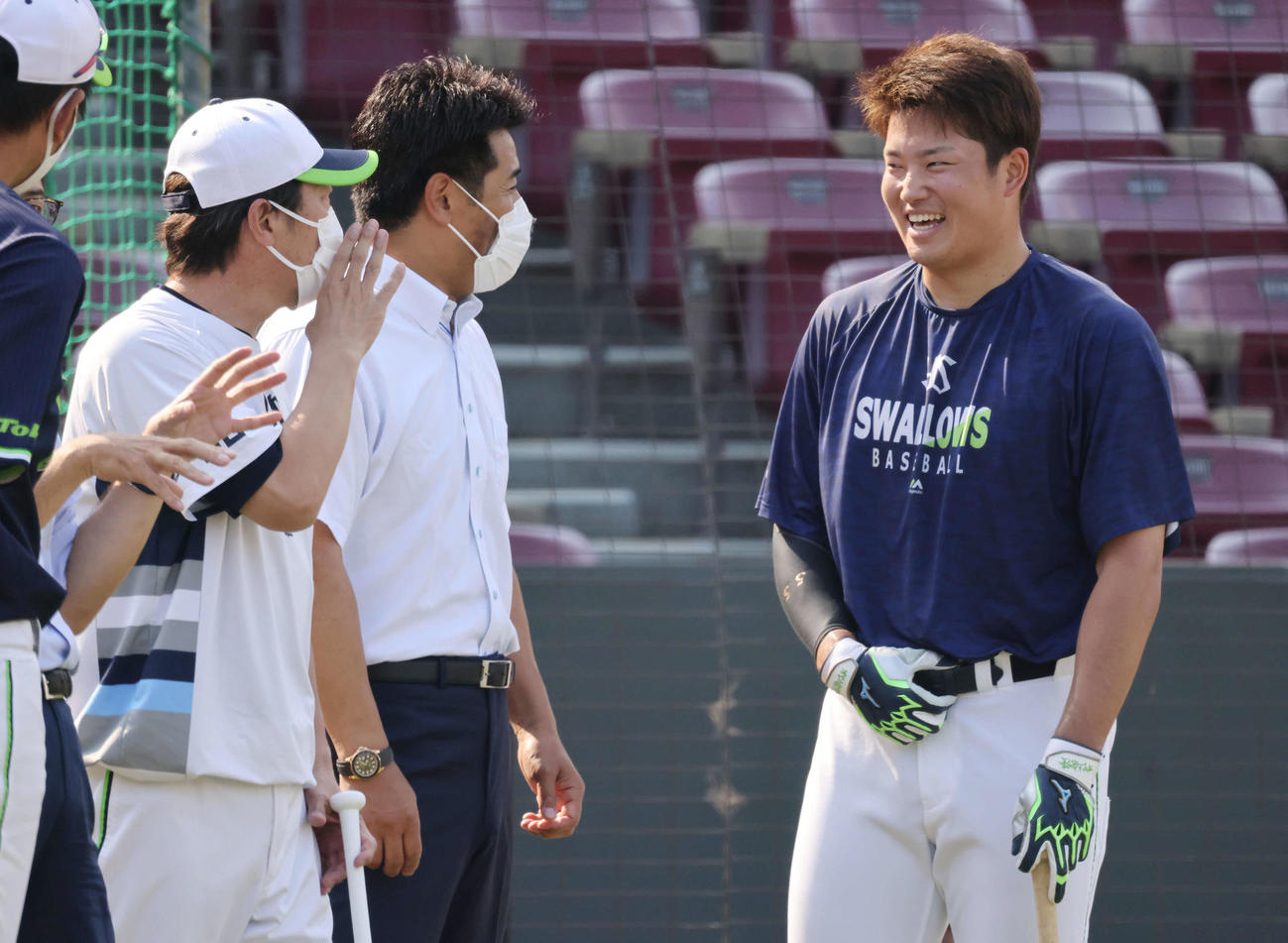広島対ヤクルト　試合前練習　侍ジャパンの稲葉監督（中央）と話す村上。左は高津監督（撮影・加藤孝規）