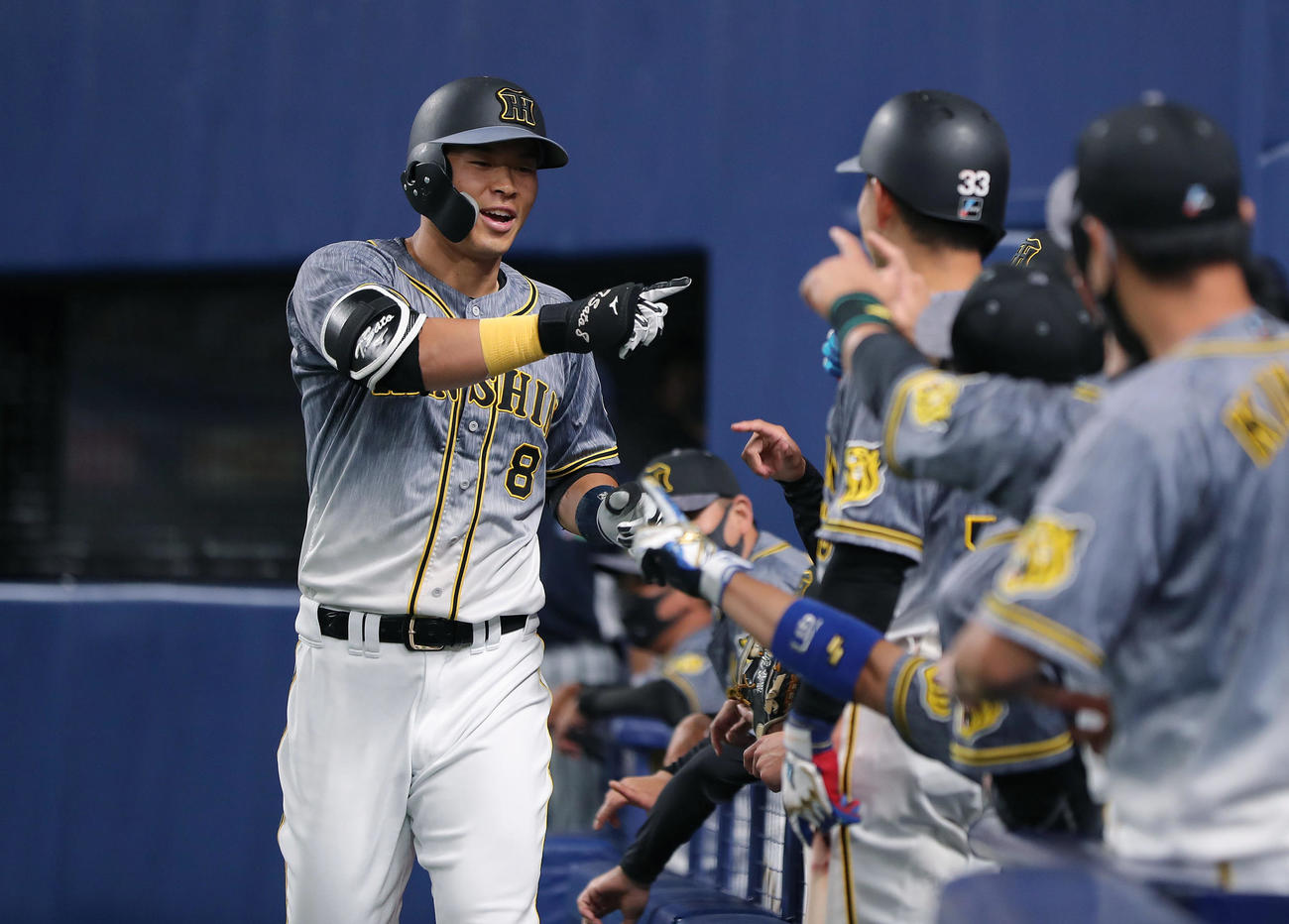 中日対阪神　6回表阪神1死、中越え本塁打を放ちナインに迎えられ笑顔を見せる佐藤輝明（撮影・前田充）＝2021年6月23日、バンテリンドームナゴヤ