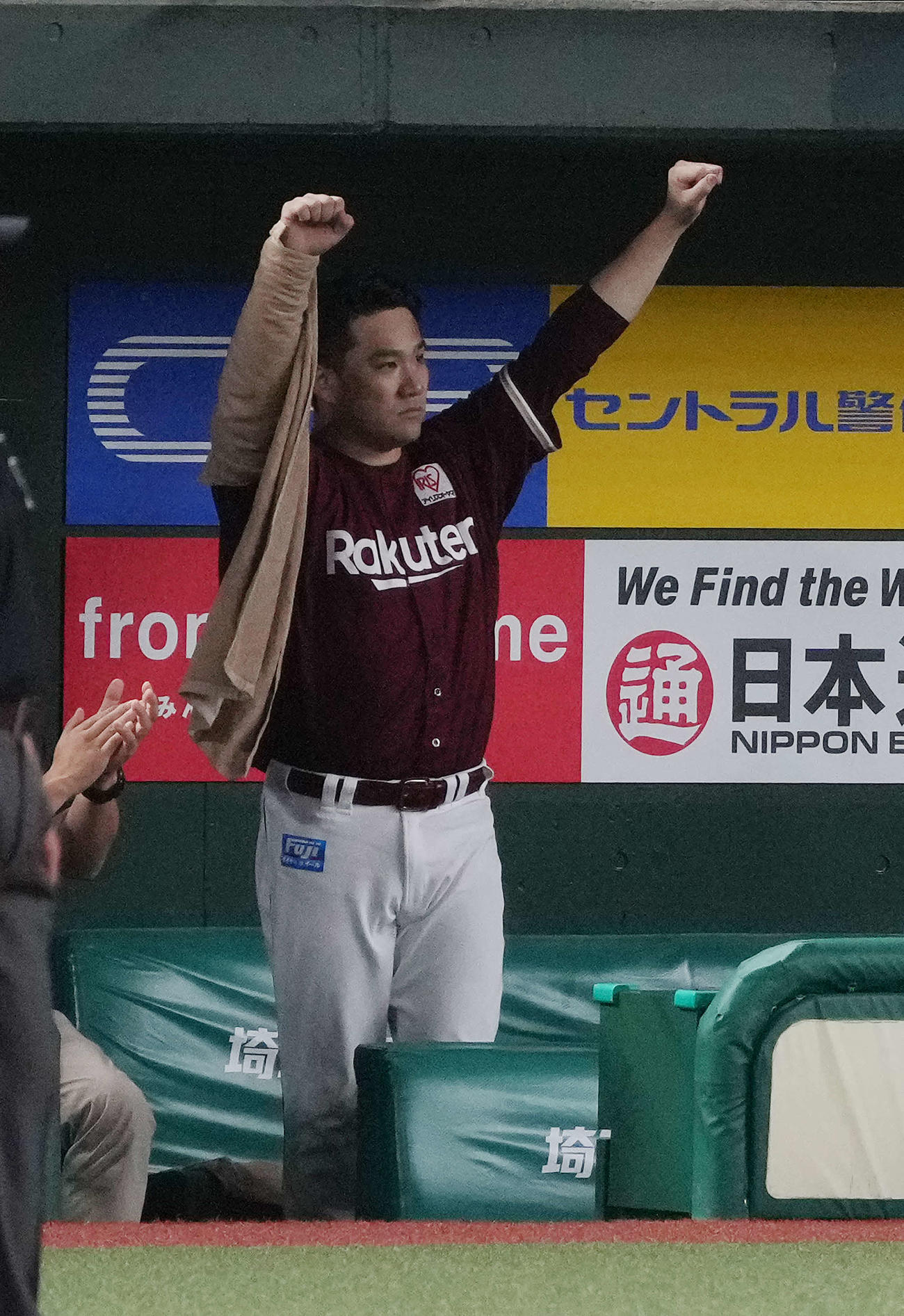 西武対楽天　7回表楽天1死一、三塁、岡島が2点適時三塁打を放ち、ベンチでガッツポーズを見せる田中将（撮影・河野匠）