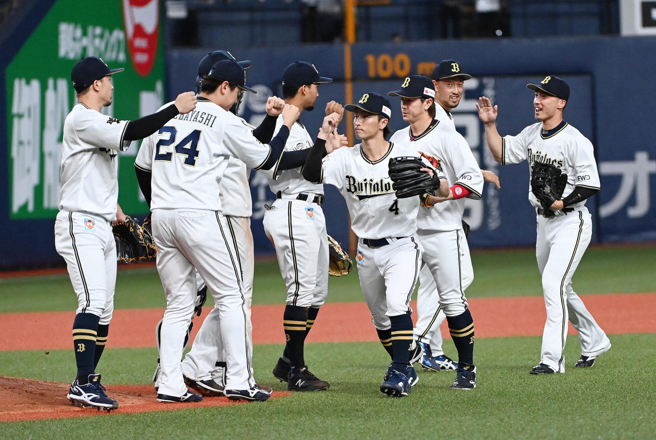 オリックス対日本ハム10回戦　日本ハムに勝利、喜ぶオリックスナイン（撮影・前岡正明）