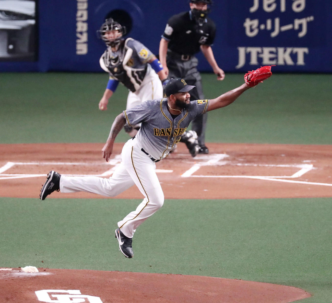 中日対阪神　1回裏中日1死、アルカンタラは高松の打球をジャンプし好捕、投ゴロとする（撮影・加藤哉）