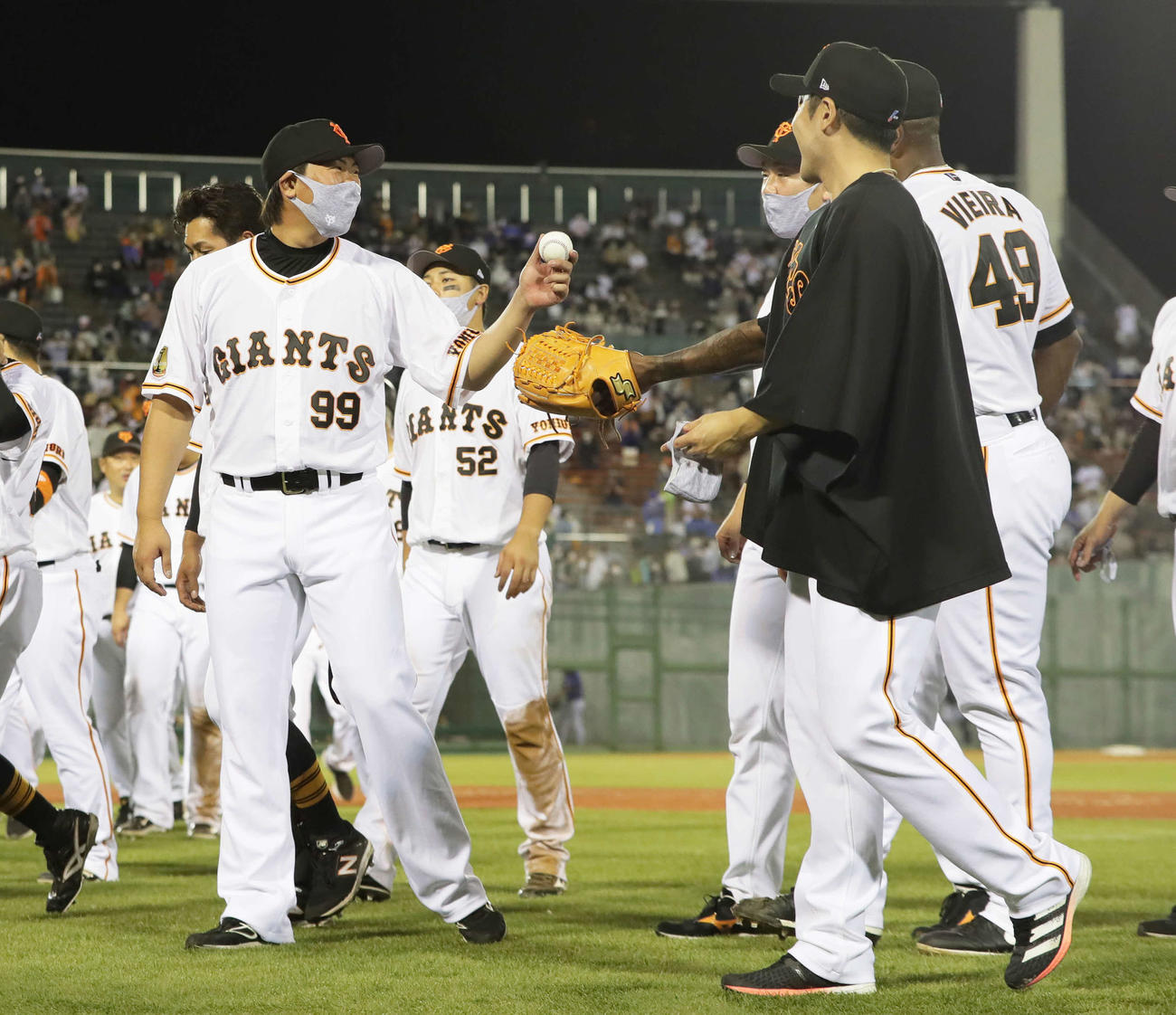 巨人対DeNA　勝利球を受け取る巨人山口（撮影・足立雅史）