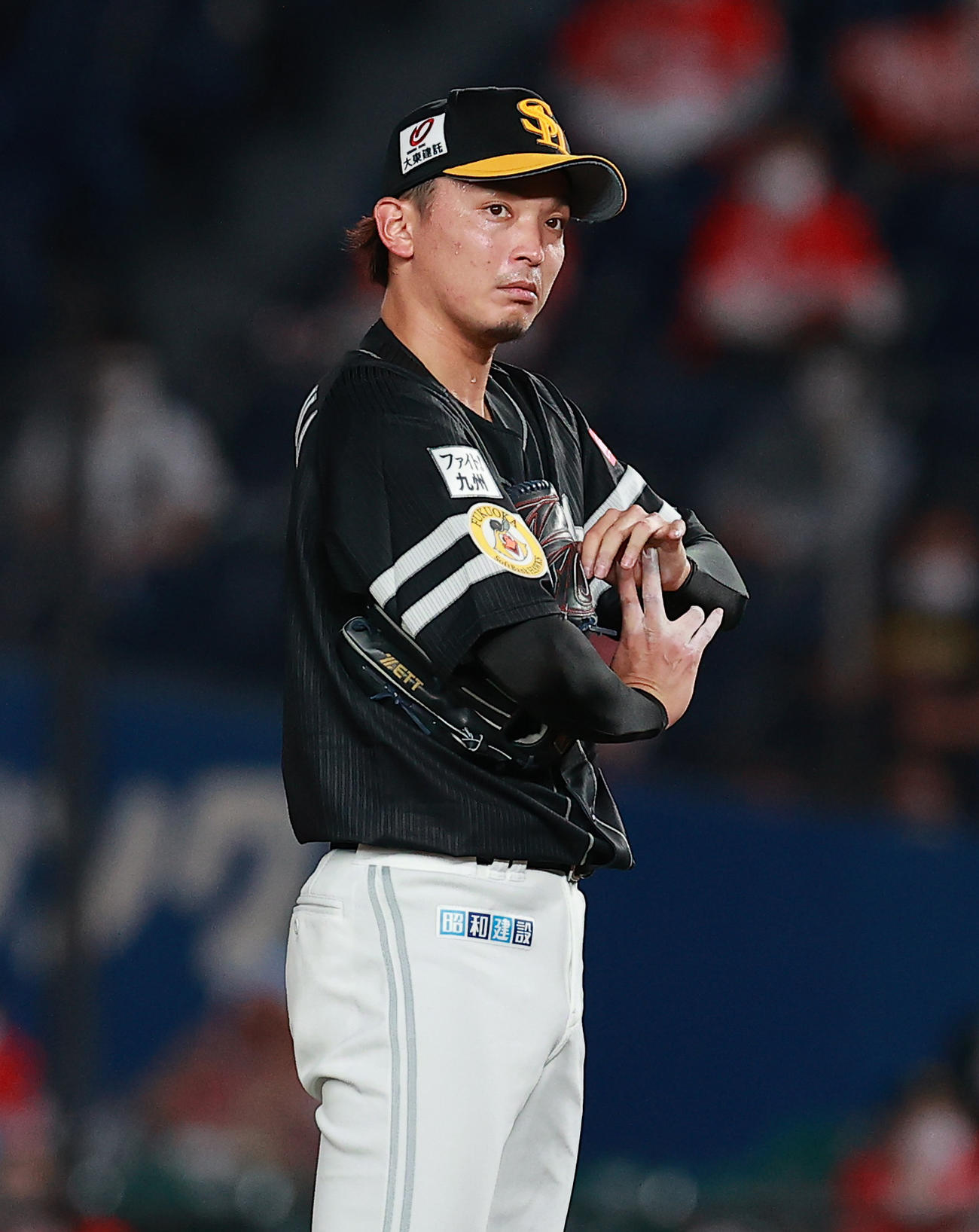 ロッテ対ソフトバンク　7回裏ロッテ無死、右手を押さえる東浜。ベンチに下がり緊急降板となった（撮影・野上伸悟）