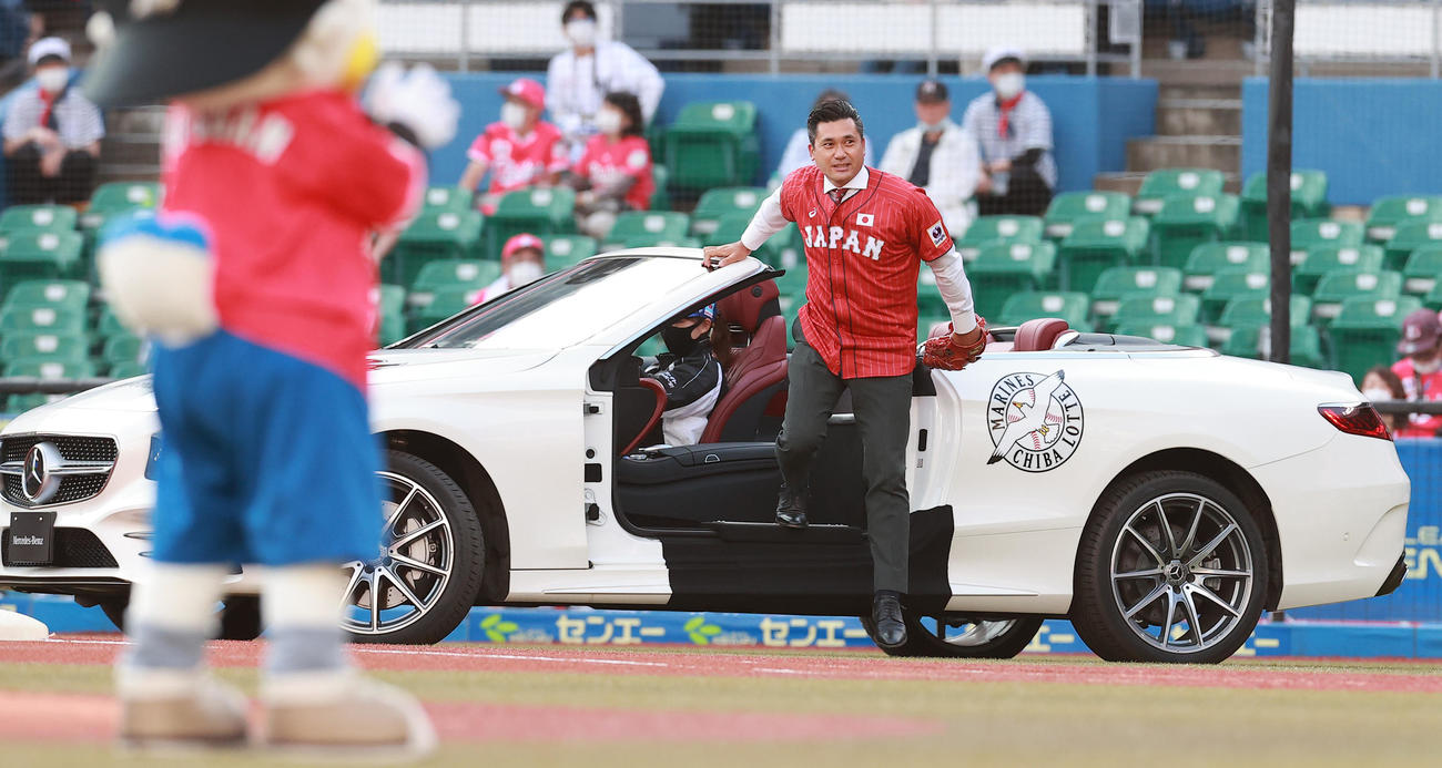ロッテ対ソフトバンク　リリーフカーに乗って始球式に登場した元ロッテの黒木氏（撮影・野上伸悟）