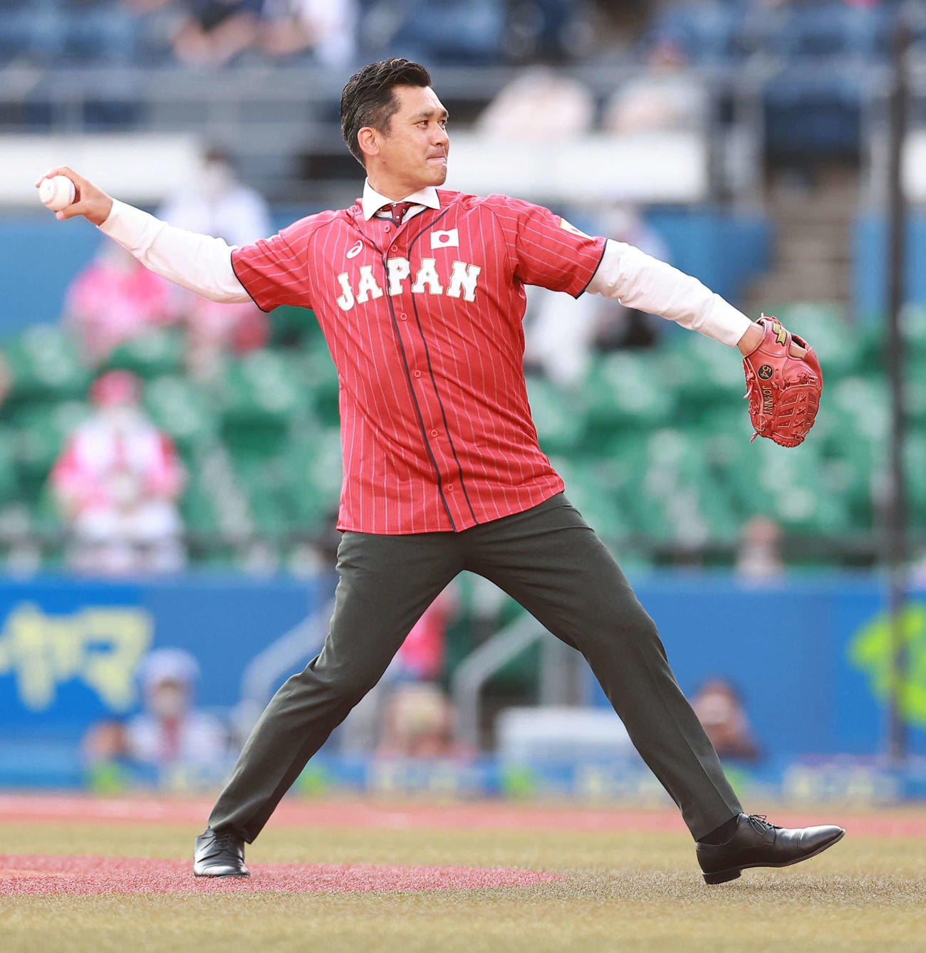 ロッテ対ソフトバンク　始球式を行う元ロッテの黒木氏（撮影・野上伸悟）