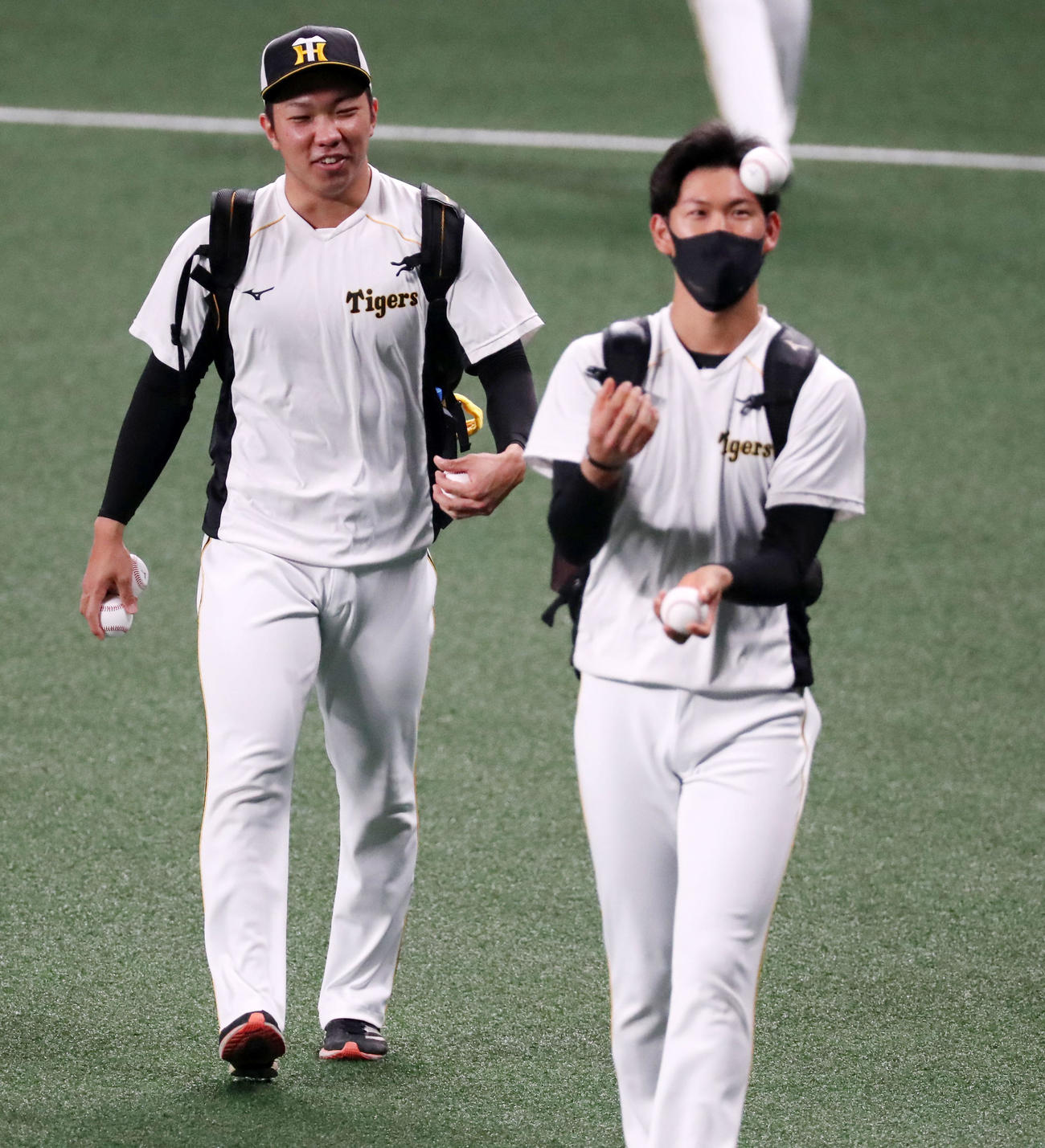 中日対阪神　練習へ向かう石井大は及川のジャグリングに注目すると…（撮影・加藤哉）