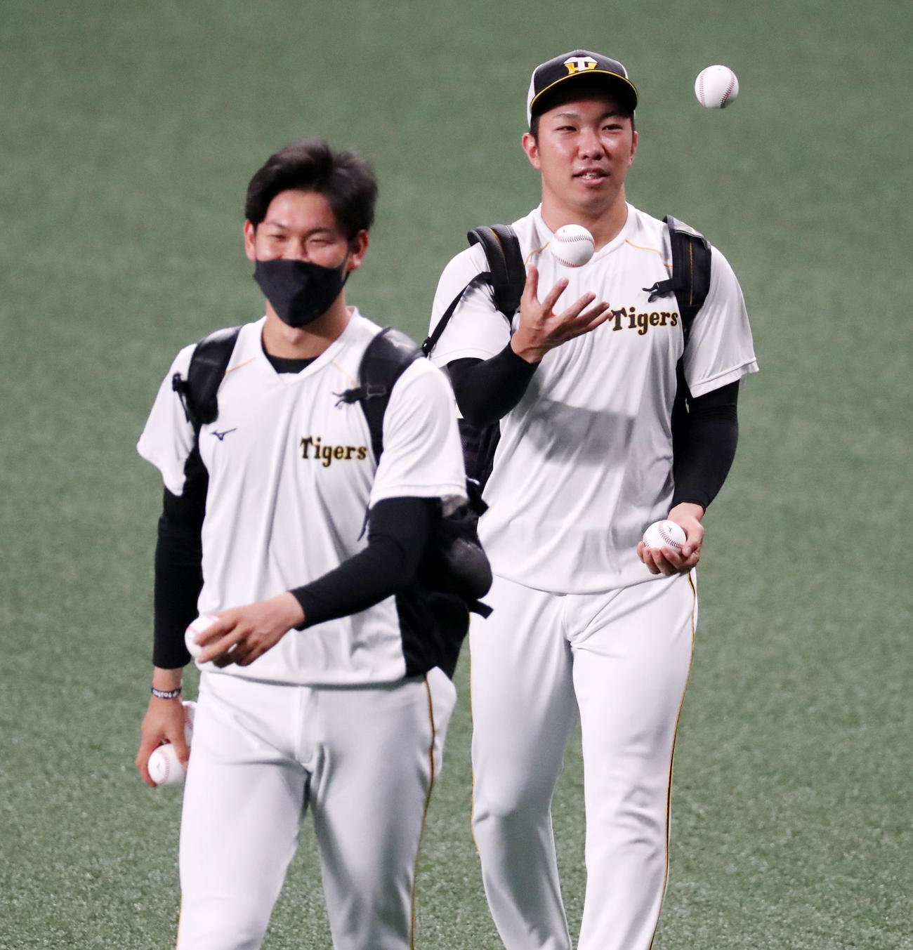 中日対阪神　おれも出来るよと、ボールを見事に操る石井大。左は及川（撮影・加藤哉）