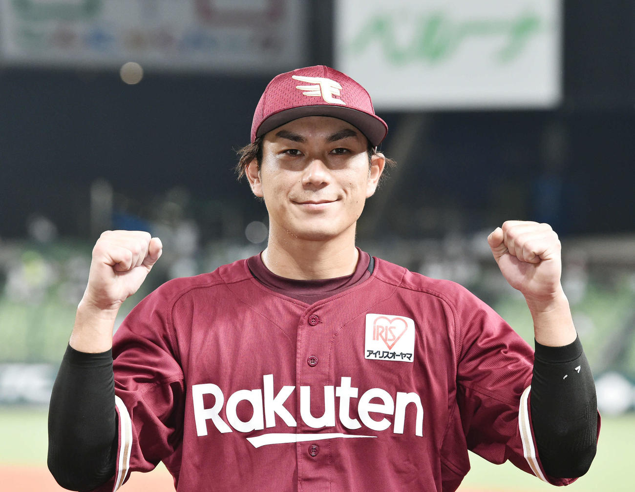 西武対楽天　ヒーローインタビューを終えポーズを決める楽天岡島（撮影・滝沢徹郎）